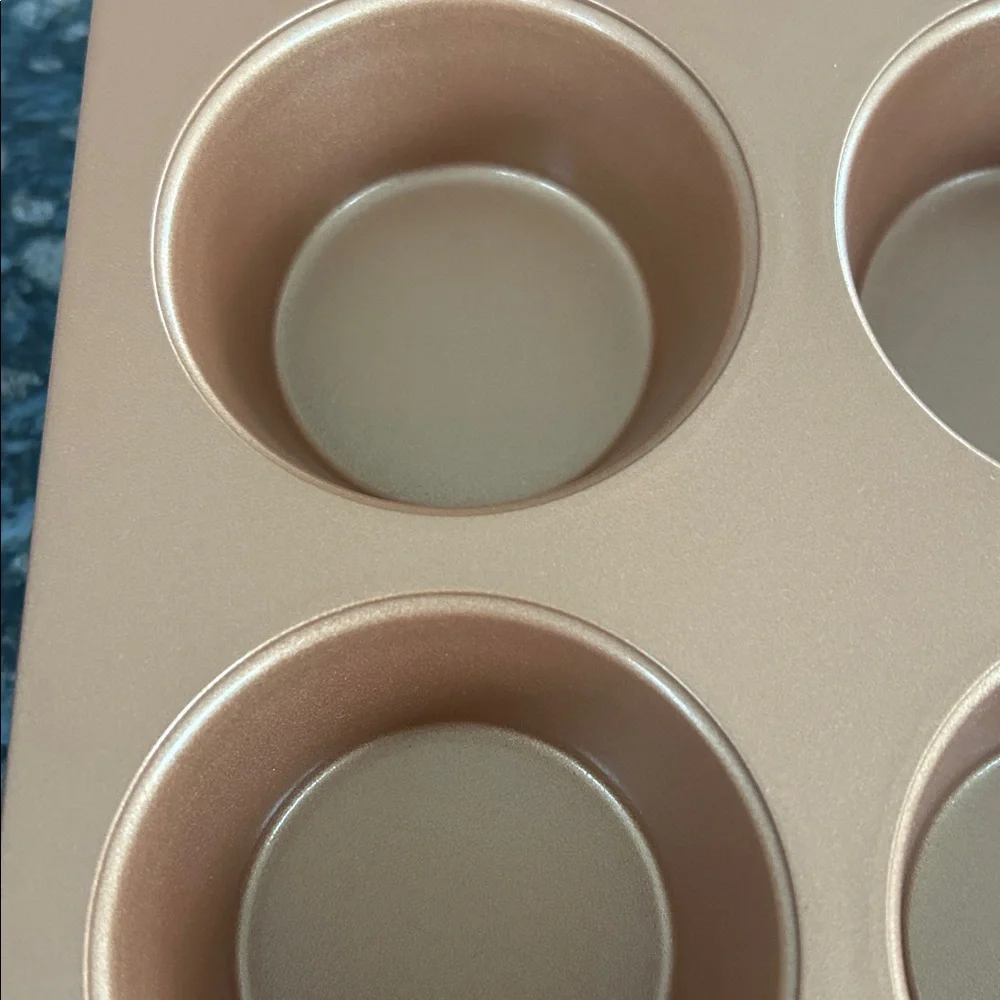 NON-STICK CERAMIC COATED 12 CUP COPPER MUFFIN/CUPCAKE PAN NWOT - Picture 2 of 3